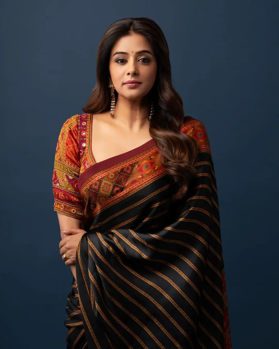 SOUTH INDIAN GIRL PRIYAMANI IN TRADITIONAL BLACK SAREE ORANGE BLOUSE 4